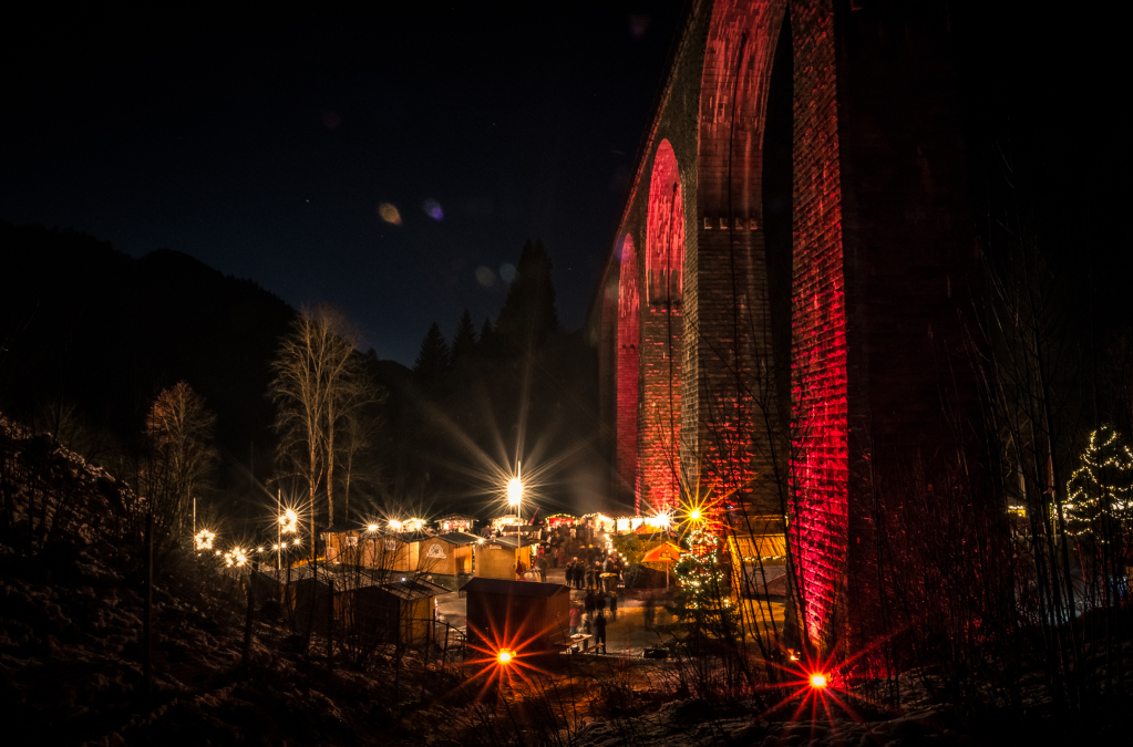 Romantisch ist es auf dem Weihnachtsmarkt in der Ravennaschlucht.