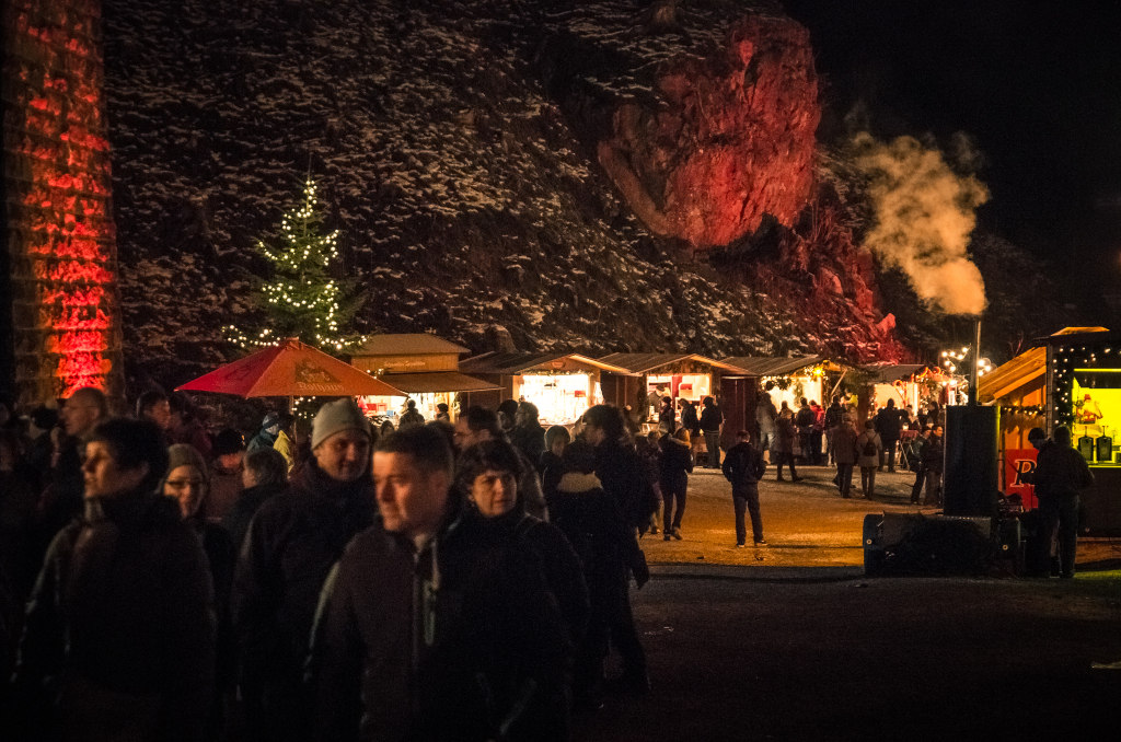 Romantisch ist es auf dem Weihnachtsmarkt in der Ravennaschlucht.