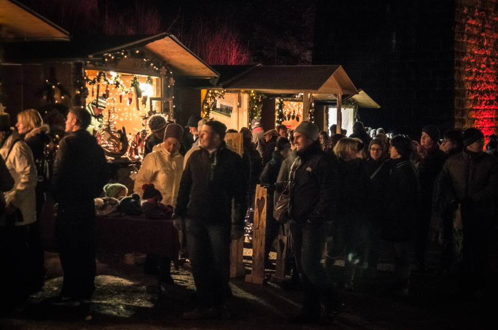 Romantisch ist es auf dem Weihnachtsmarkt in der Ravennaschlucht.