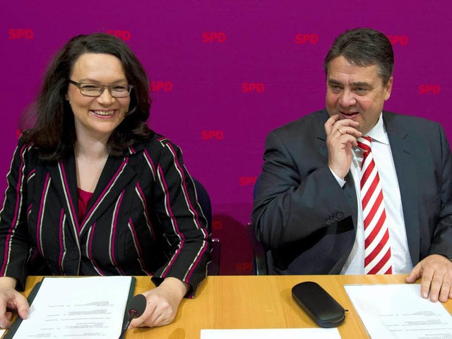 Andrea Nahles (links) wird Arbeitsmini...s) gab die Minister am Mittag bekannt.  | Foto: AFP