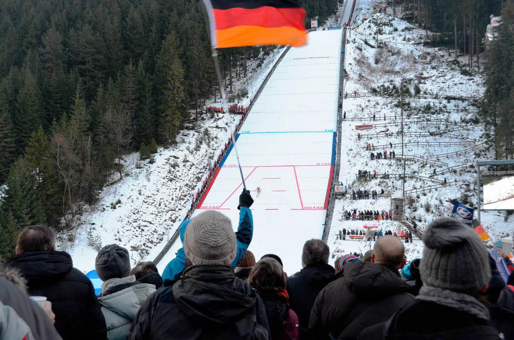 Beste Stimmung und groe Sprge: Der Weltcup-Zirkus der Skisprung-Asse gastiert in Titisee-Neustadt.