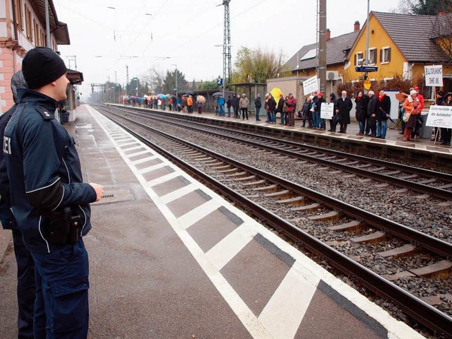 Menschliche Lrmschutzwand: Die Polize...monstranten am Bahnhof in Herbolzheim.  | Foto: Michael Haberer