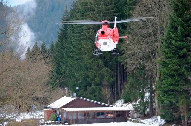 Abflug mit dem Rettungshubschrauber: F...f eine uerst unschne Art und Weise.  | Foto: Peter Stellmach