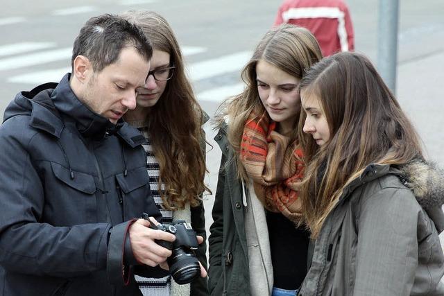 Studenten gehen an die Schule