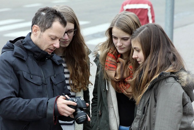 Patrick Zschrnig  erklrt den Schlerinnen die Einstellungen der Kamera.   | Foto: Privat