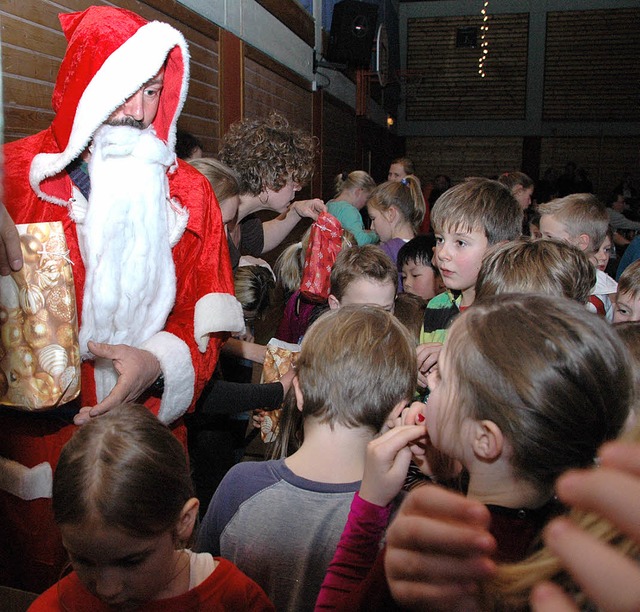 Dicht umlagert: der Nikolaus bei den Kindern der TSG   | Foto: Ounas-Krusel