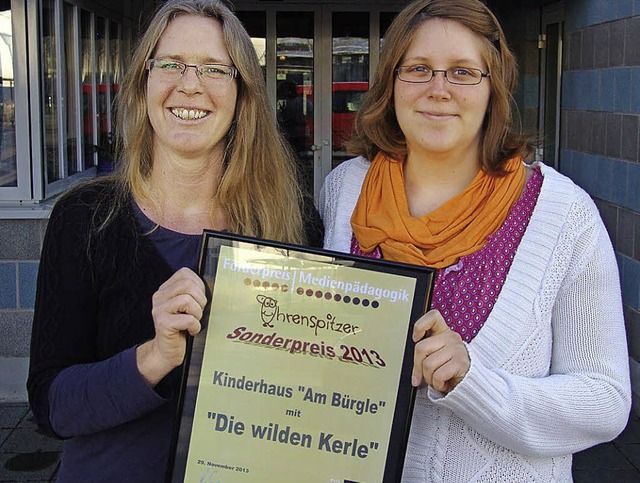 Julie Hamann und Jacqueline Bier mit d...erweile zum Teil schon in die Schule.   | Foto: Karin Wortelkamp