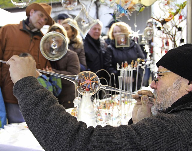 In Heitersheim konnten Besucher erlebe...ne Christbaumkugel aus Glas entsteht.   | Foto: Model