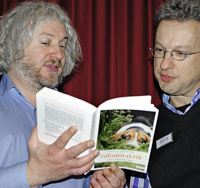 Autor Ralf Dorweiler und  Peter Kirsch, der Schauspielerqualitten beweist.   | Foto: Beatrice Ehrlich