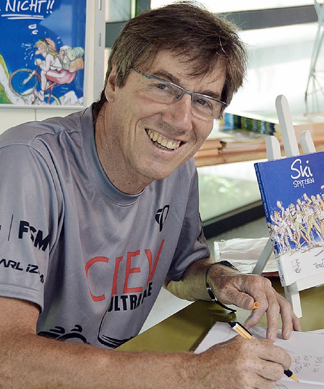 Thomas Zipfel beim Zeichnen seiner Sportler-Cartoons.   | Foto: Gerhard Lck
