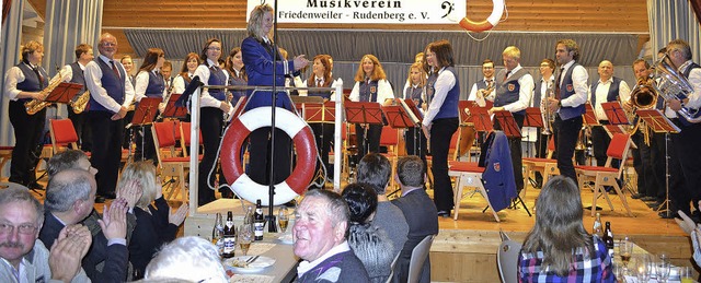Kapitnin Ines Mayer und ihre Musik-Ma...aren am Samstagabend ein Spitzenteam.   | Foto: Liane Schilling