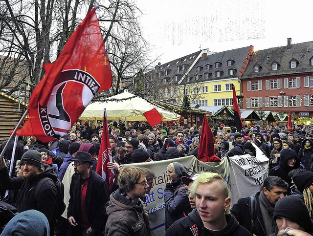 450 Menschen protestierten am Samstag ...U. Treffpunkt war der Weihnachtsmarkt.  | Foto: Thomas Kunz