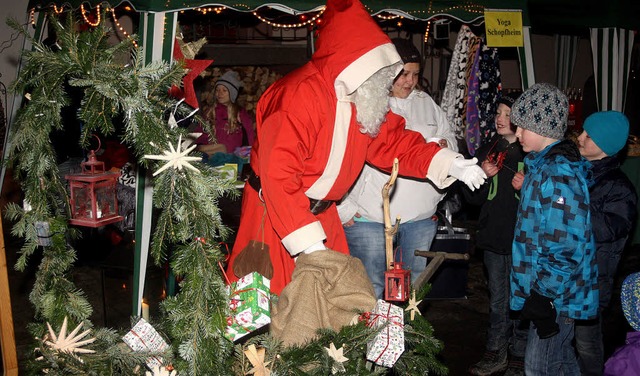 Da kam Freude auf: Der Nikolaus hatte ...kleine Marktbesucher Geschenke dabei.   | Foto: Heiner Fabry