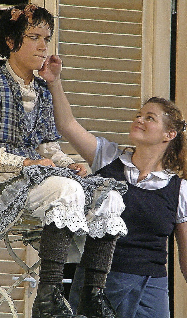 Annie Sullivan (Birge Schade) versucht...er (Laia Sanmartin) zu kommunizieren.   | Foto: Roswitha Frey