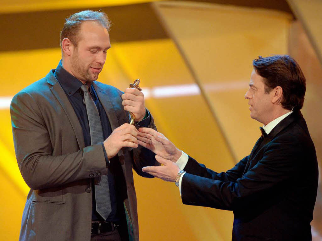 Bitteschn – ZDF-Moderator Rudi Cerne (rechts) bei der Preisverleihung mit Robert Harting.