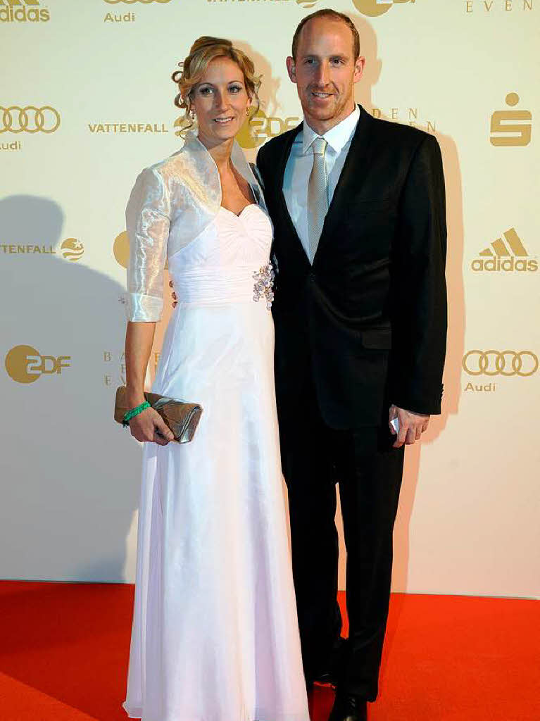 Vor der weien Promi-Wand: Langstreckenschwimmer Thomas Lurz und Annette Baumann