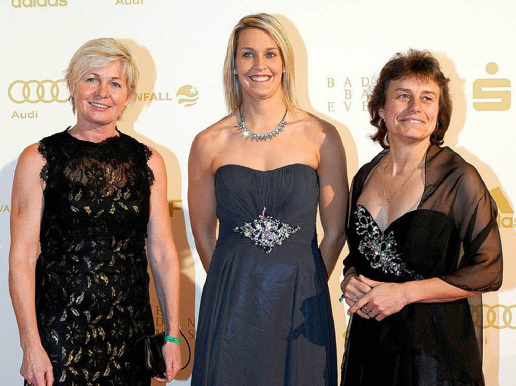 DFB-Bundestrainerin Silvia Neid (von links), Nationalspielerin Lena Goeling und Co-Trainerin Ulrike Ballweg