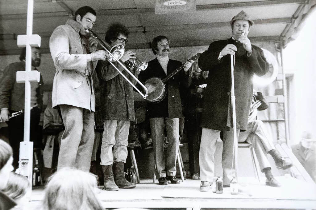 1971: Gemeinsam mit der bayrischen Original Franzl Lang (rechts) kmpfen die Stompers auf dem Freiburger Mnsterplatz fr das damals bedrohte deutsche Reinheitsgebot fr Bier.