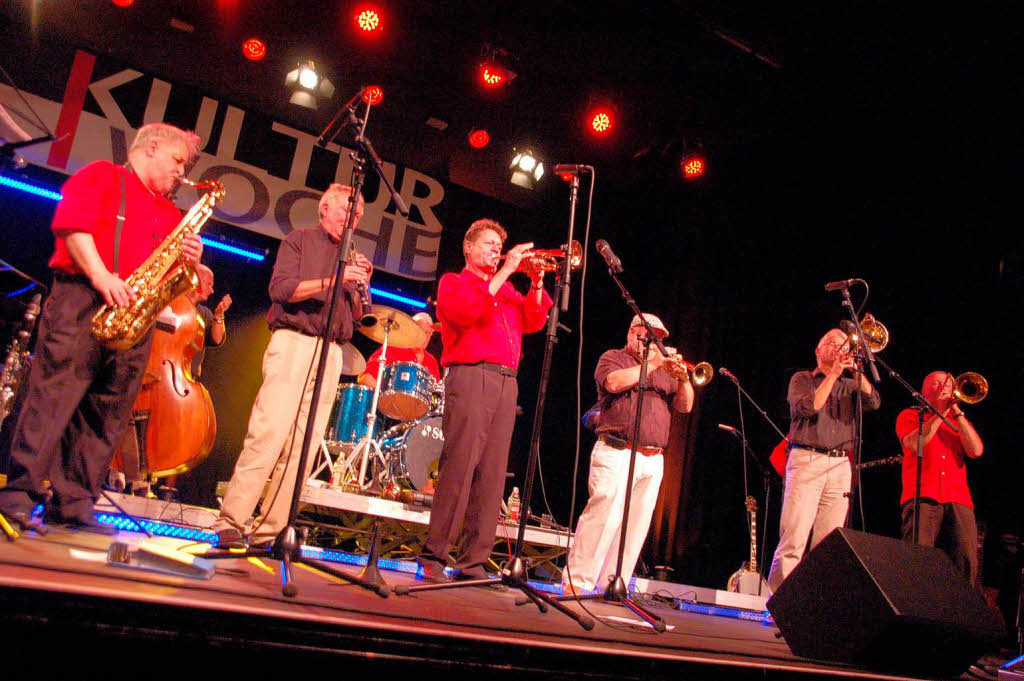 Gipfeltreffen im Oktober 2013 in Denzlingen: Die Stompers zusammen mit Frl. Mayers Hinterhausjazzern.