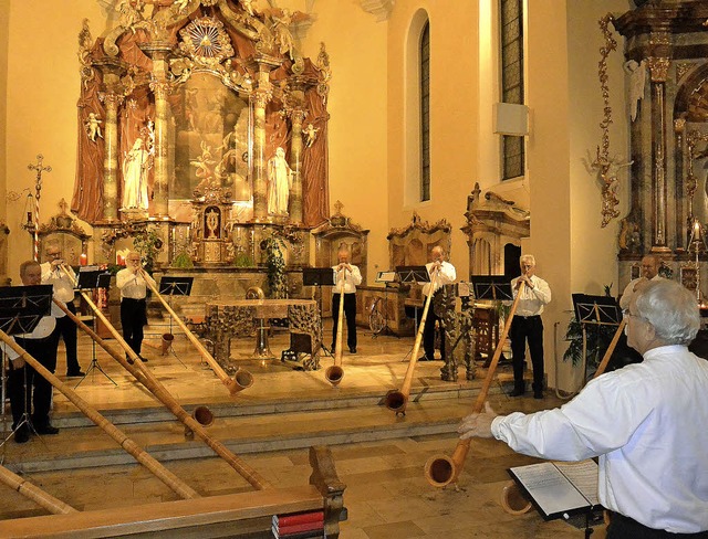 Alphrner in der Kirche: Ort  und Instrument harmonieren  perfekt.    | Foto: Axel Fleig