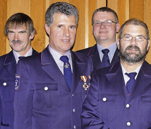 Gesamtfeuerwehrkommandant  Martin Freu...in Silber und Gold der Feuerwehr aus.   | Foto: Ute Aschendorf