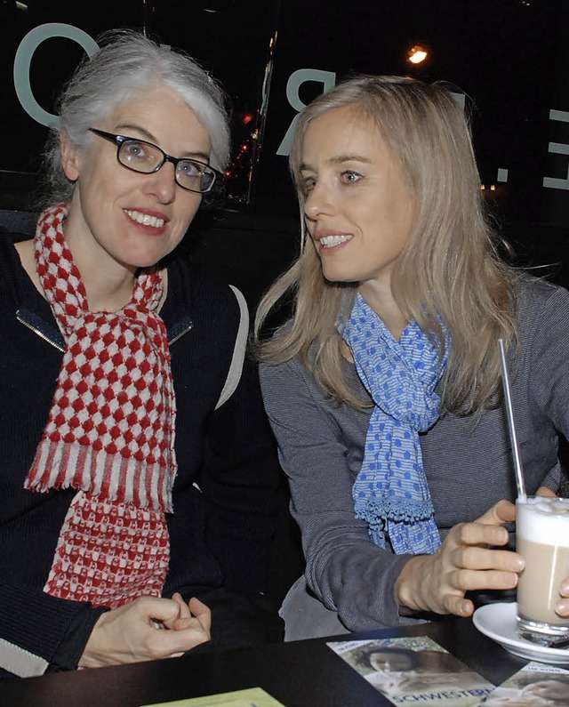Anne Wild (links) mit ihrer Schwester Helen im Offenburger Forum-Kino.  | Foto: Siefke