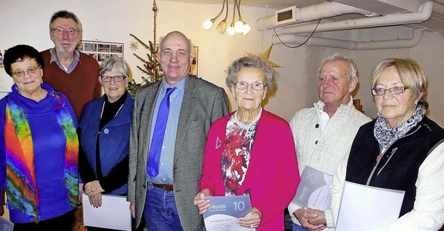 AWO-Vorsitzender Klaus Laxander (Zweit...er und Christel Schramm (von links).    | Foto: e. Weiss