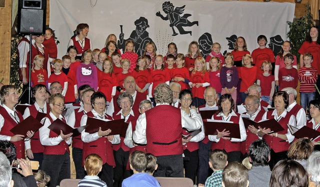 Liederkranz und Kinderprojektchor fand...lusslied &#8222;Feliz Navidad&#8220;.   | Foto: Dorothee Kuhlmann