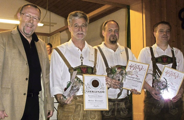 Gtz Ertle konnte beim Weihnachtskonze... links) langjhrige Mitglieder ehren.   | Foto: Cornelia Selz