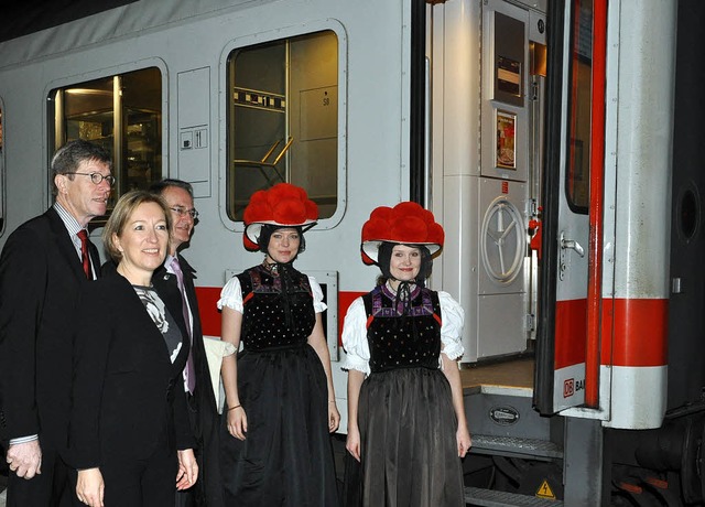 Folklore an Bahnsteig 1: Die Brgermei...direkten Zug von Baden nach Schwaben.   | Foto: Rainer Ruther