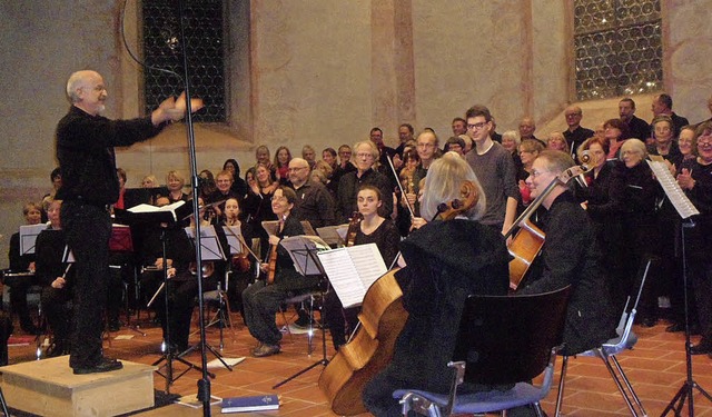 Der Mllheimer Kammerchor unter Leitun... begeisterten beim Weihnachtskonzert.   | Foto: Bianca Flier