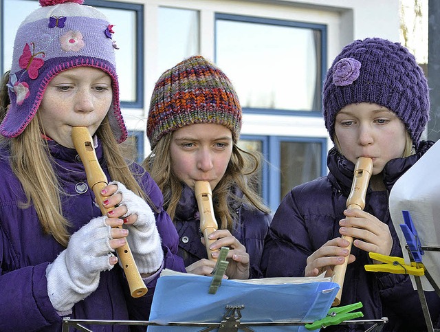 Kinder der Grundschule sangen und musi...ste des Winterzaubers auf dem Salzert   | Foto: Britta Wieschenkmper