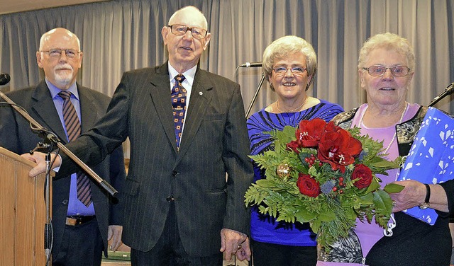 Dieter Ahlbrecht (links), Vorsitzender...geleitet hat, mit Ehefrau Gerda Haas.   | Foto: wik