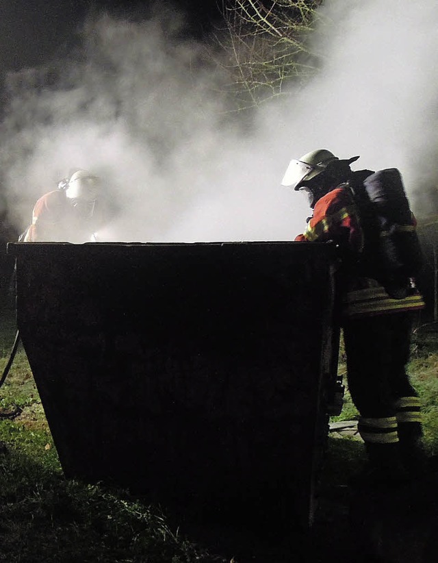 Zwei Einstze fr die Feuerwehr: Erst ...n werden, dann brannte ein Container.   | Foto: Zvg