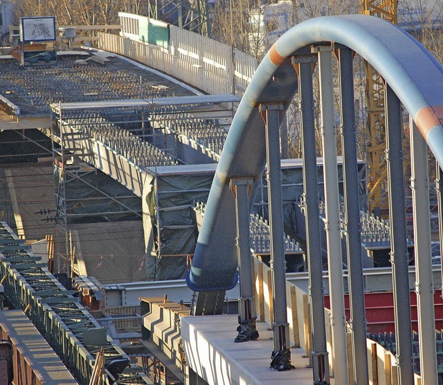 Trambrcke: Zum Lckenschluss fehlt noch einiges.   | Foto: Lauber