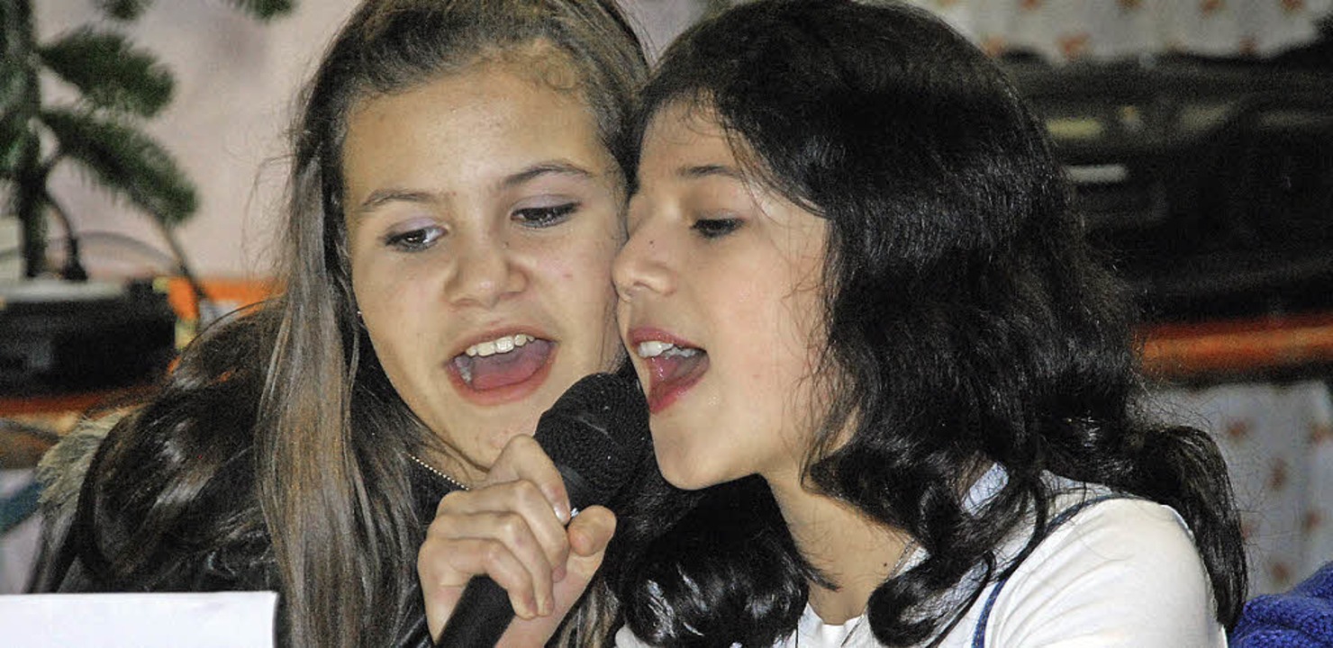 Vicki (links) und Zara singen ein Weihnachtslied  | Foto: Danielle Hirschberger