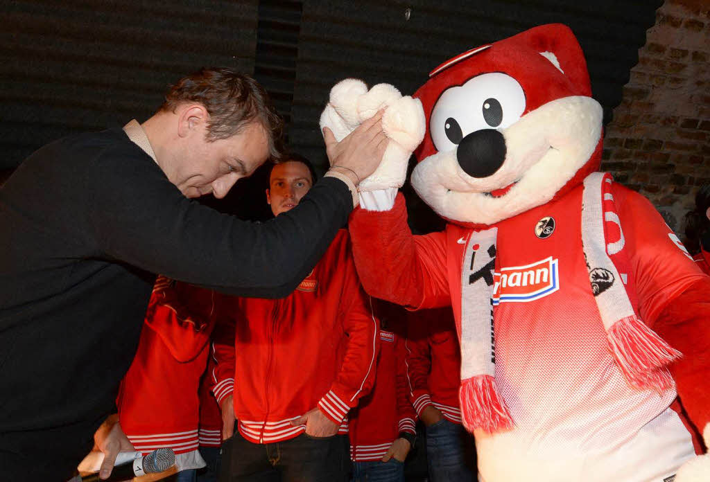 Freude bei den Fans: Sie feiern Weihnachten mit der Mannschaft des SC Freiburg vor.