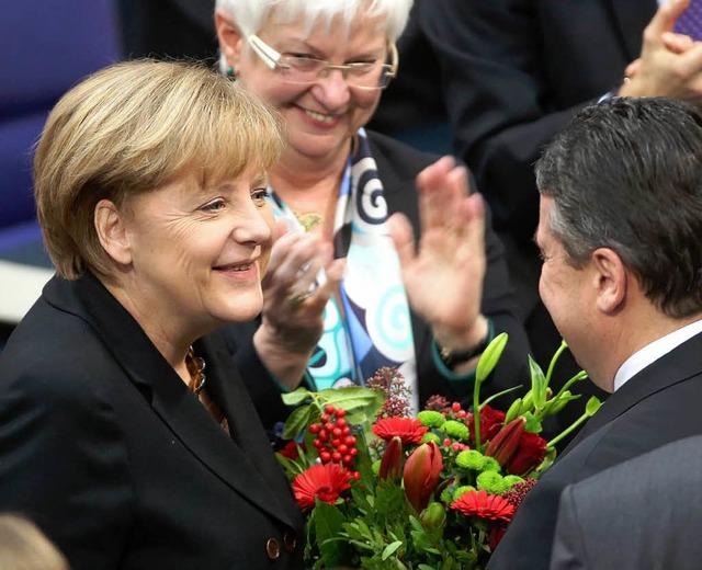 Bundeskanzlerin Angela Merkel (CDU) ni...kanzler Sigmar Gabriel (SPD) entgegen,  | Foto: dpa
