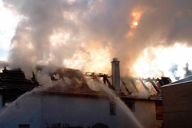 Feuer zerstrt zwei Huser - Rettern verhindern bergreifen der Flammen