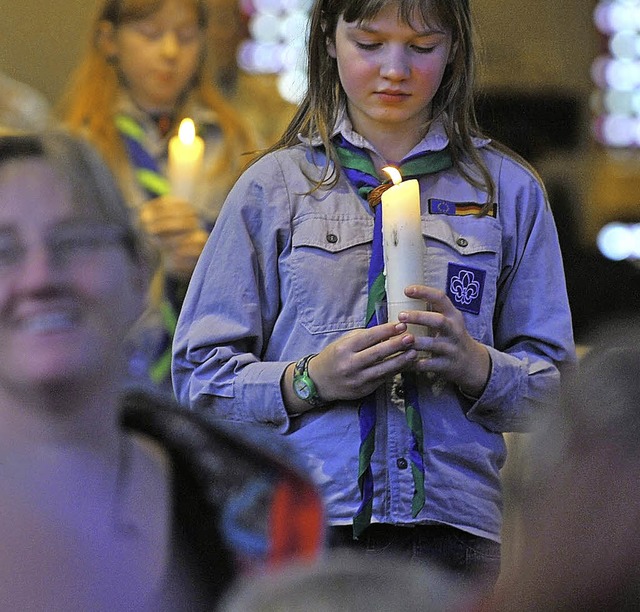 Pfadfinder mit dem Friedenslicht aus Bethlehem.   | Foto: Rita Eggstein