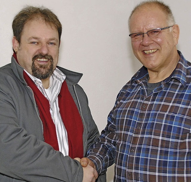 Stefan Arndt (links) lst Hans-Peter H...nn als Chef der IG Schnitzelbangg ab.   | Foto: Sedlak
