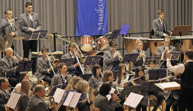 Der Musikverein Ebringen bei seinem Auftritt in der Schnberghalle.   | Foto: Frowalt janzer