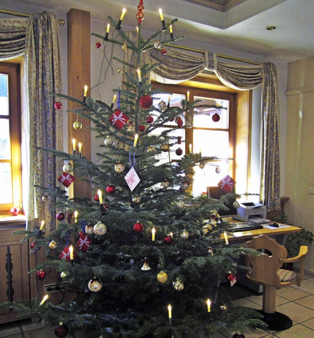 Der Baum im Hofgut Sternen ist mit Wunschkarten behngt.  | Foto: Privat