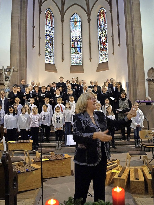 Sponti-Chor und Snger der Schulchre ...in der Kirche zum offenen Singen ein.   | Foto: Hartenstein