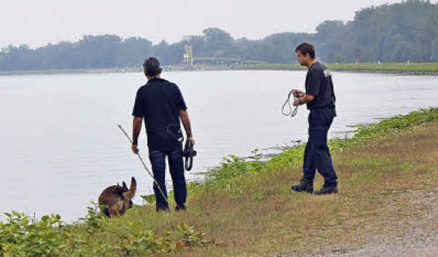 Spurensuche der Polizei beim Tatort nahe des Honauer Rheinhafens.   | Foto: Karen Christeleit