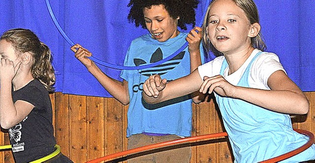 Die Delphine  des TV Hgelberg zeigte Knnen mit  Hula-Hoop-Reifen  | Foto: Georg Diehl