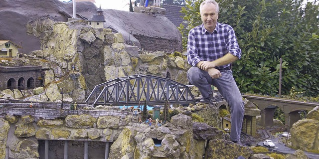 Werner Gerspach inmitten seiner 200 Quadratmeter groen Modeneisenbahnanlage  | Foto: Petra Wunderle