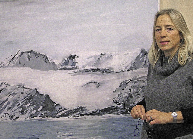 Heidi Nbling vor einem Bilder aus Spitzbergen.  | Foto: Ulrike Spiegelhalter
