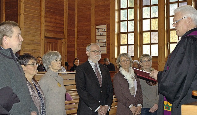 Pfarrer Traugott verpflichtet die neuen Kirchenltesten.   | Foto: C. Sahli