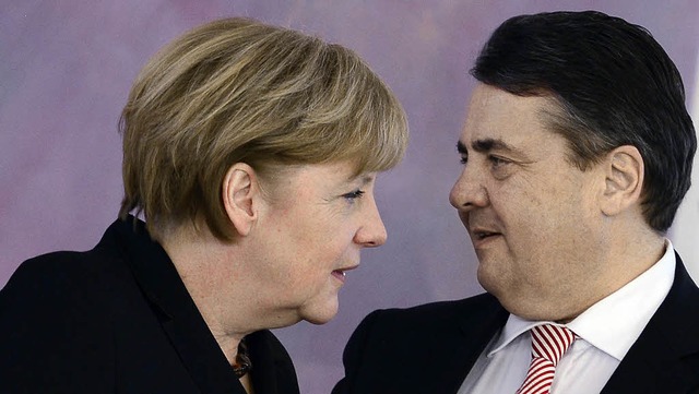 Kanzlerin Angela Merkel und Vizekanzle...briel am Dienstag im Schloss Bellevue   | Foto: afp
